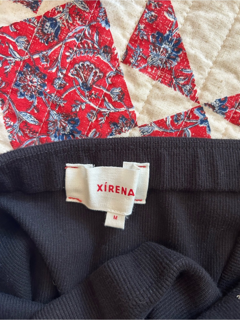 XiRENA Black Ribbed Pullover Top